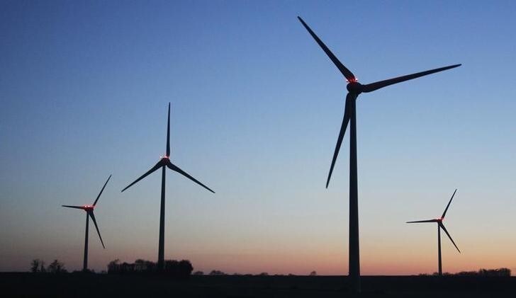 The sun sets behind wind turbines in Lozay January 16, 2011. REUTERS/Regis Duvignau (FRANCE - Tags: ENERGY)