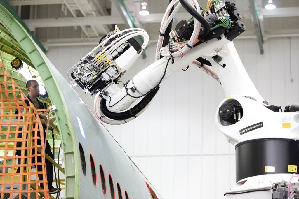 A worker (L) stands inside a 777 fuselage as a machine works on the outside at the Fuselage Automated Upright Build (FAUB) and mid bodies area at Boeing's production facility in Everett, Washington, U.S. June 1, 2017. Picture taken June 1, 2017. REUTERS/Jason Redmond - RTX39LDG