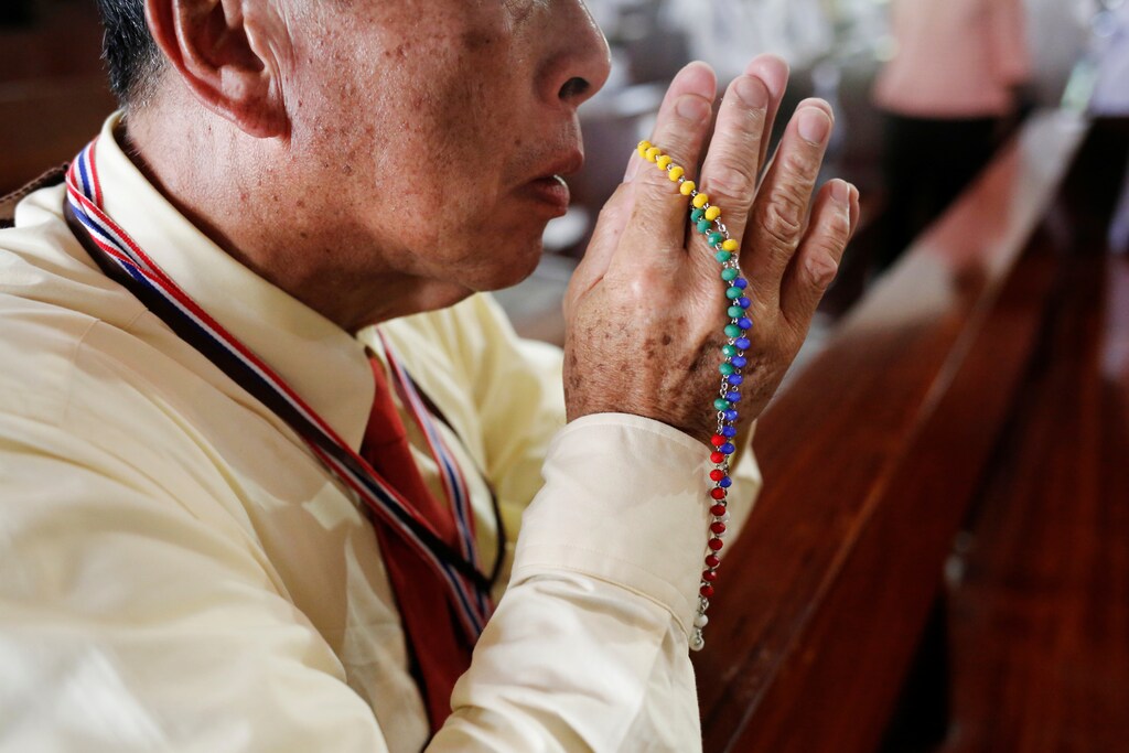 A devotee prays as Pope Francis visits St. PeterÕs Parish church in the Sam Phran district of Nakhon Pathom Province, Thailand, November 22, 2019. REUTERS/Ann Wang - RC26GD934QQL