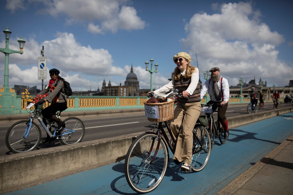 Participants cycle across Southwark Bridge as they take part in the annual Tweed Run across London, Britain May 4, 2019. REUTERS/Simon Dawson - RC1943FB27E0