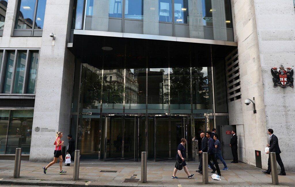 Pedestrians pass the London Stock Exchange in London, Britain August 15, 2017. REUTERS/Neil Hall - RC1D37A51B80