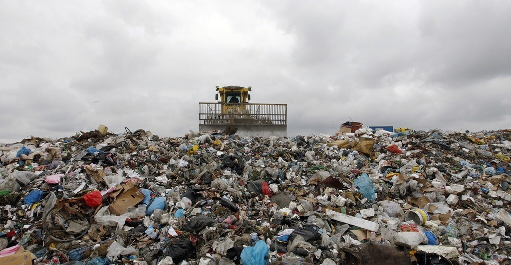 A dozer shoves garbagge containing plastic materials at a dumping ground in Uholicky village near Prague April 10, 2013. REUTERS/Petr Josek (CZECH REPUBLIC - Tags: ENVIRONMENT SOCIETY) - RTXYILJ
