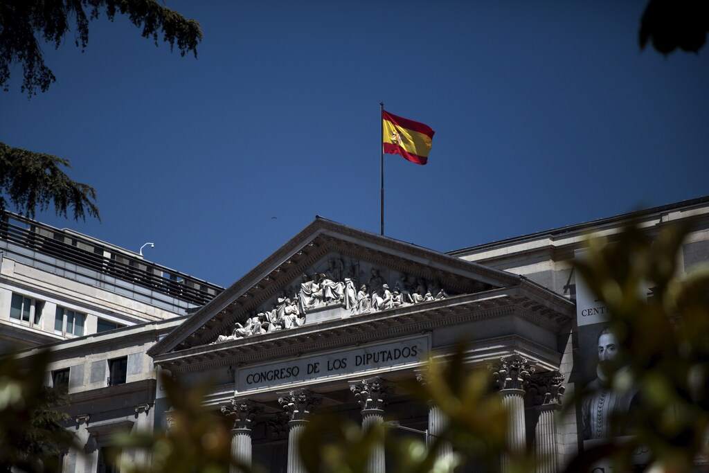 A flag waves over Spanish parliament in Madrid, Spain, April 25, 2016. REUTERS/Andrea Comas - RTX2BMJ0