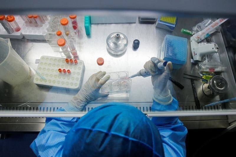 A technician works with genome samples at a lab of the biotech company Sinogene that specialises in dog cloning, in Beijing, China June 15, 2018. Picture taken June 15, 2018. REUTERS/Thomas Peter - RC18B2C8B5C0