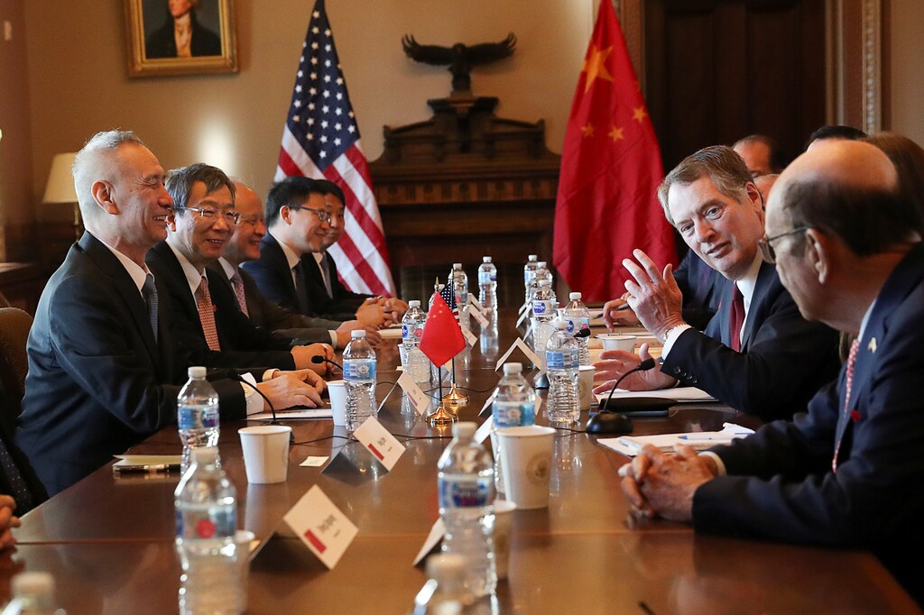 El Representante Comercial de EE. UU., Robert Lighthizer (2º de derecha), conversa frente al Viceprimer Ministro chino Liu He (izquierda) durante la apertura de las negociaciones comerciales entre Estados Unidos y China en la Casa Blanca, Washington DC, EE. UU., 30 de enero de 2019: A pesar de gestos de cooperación, persisten profundas tensiones entre Estados Unidos y China.