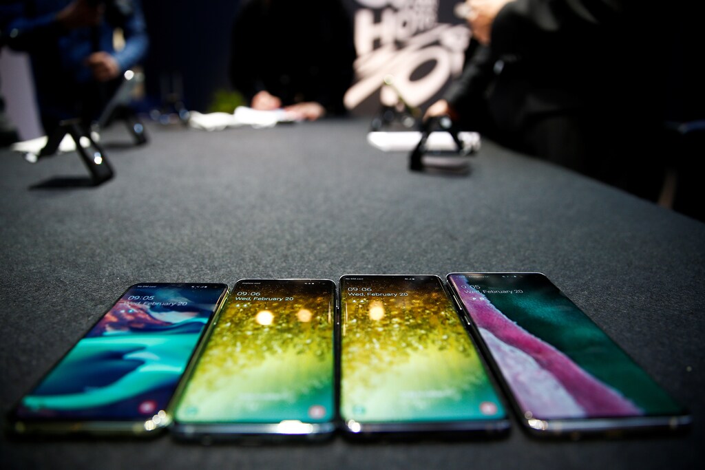 The new Samsung Galaxy S10e, S10, S10+ and the Samsung Galaxy S10 5G smartphones at a press event in London, Britain February 20, 2019. REUTERS/Henry Nicholls - RC13FE3FD080