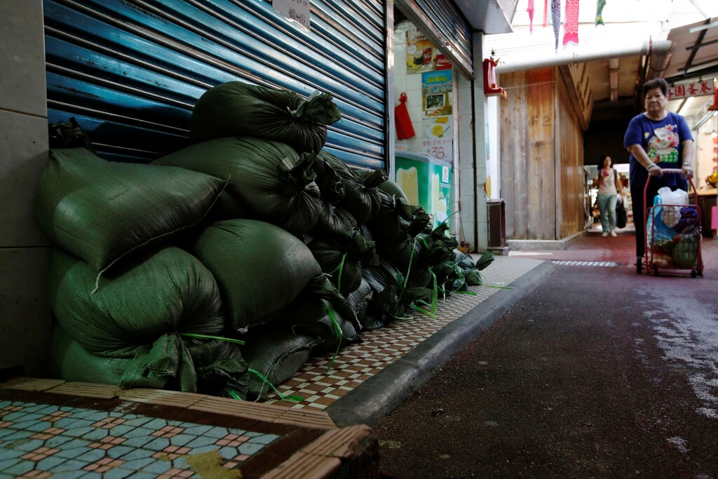 Sandbags are put in front of a shop at Lei Yue Mun, a village as one of the several areas at-risk, as Typhoon Mangkhut approaches Hong Kong, China September 14, 2018. REUTRERS/Bobby Yip - RC12B51BE620