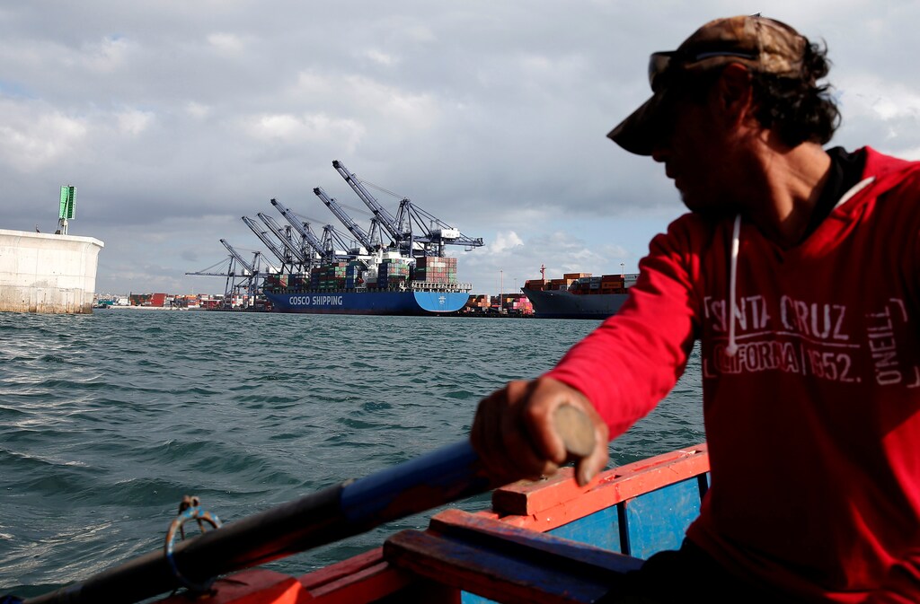 A China Ocean Shipping Company (COSCO) container ship is seen at the San Antonio port in Chile August 6, 2019. REUTERS/Rodrigo Garrido - RC112EC8C1A0