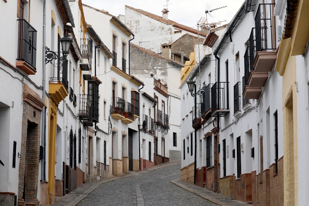 Las casas y una calle vacía se ven bajo cierre parcial como parte de un estado de emergencia de 15 días para combatir el brote de coronavirus en el centro de Ronda, al sur de España, el 15 de marzo de 2020.