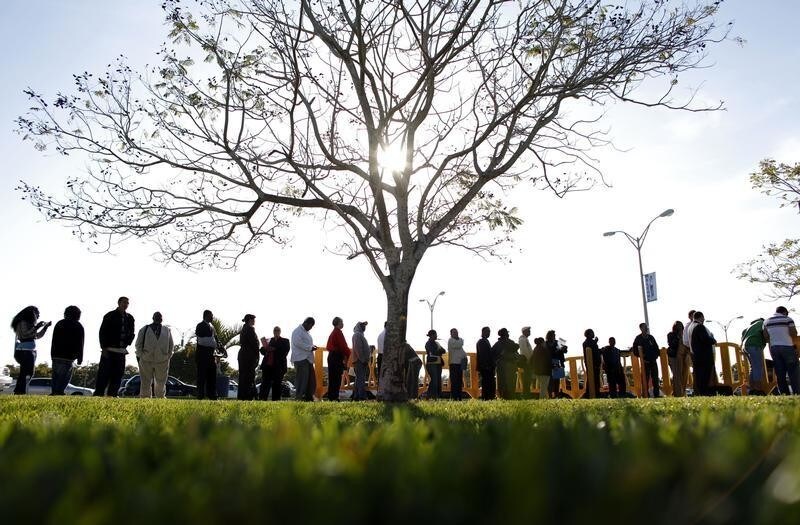 People wait in line looking for jobs during a Job Fair at the Miami Dade College in Miami, Florida March 4, 2009. Jobs fairs are attracting hundreds of unemployed Americans across the country looking for work. REUTERS/Carlos Barria (UNITED STATES) - RTXCCH5