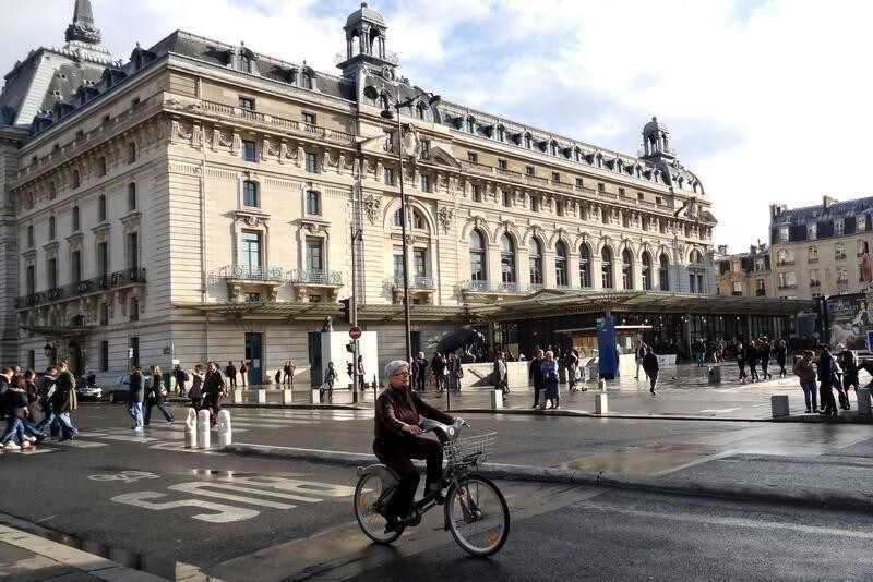 A cyclist rides past the Orsay Museum in Paris October 25, 2011 which is closed to the public as a staff workers strike continues for a sixth day. REUTERS/ Charles Platiau (FRANCE - Tags: TRAVEL SOCIETY CITYSPACE) - PM1E7AP1B1601