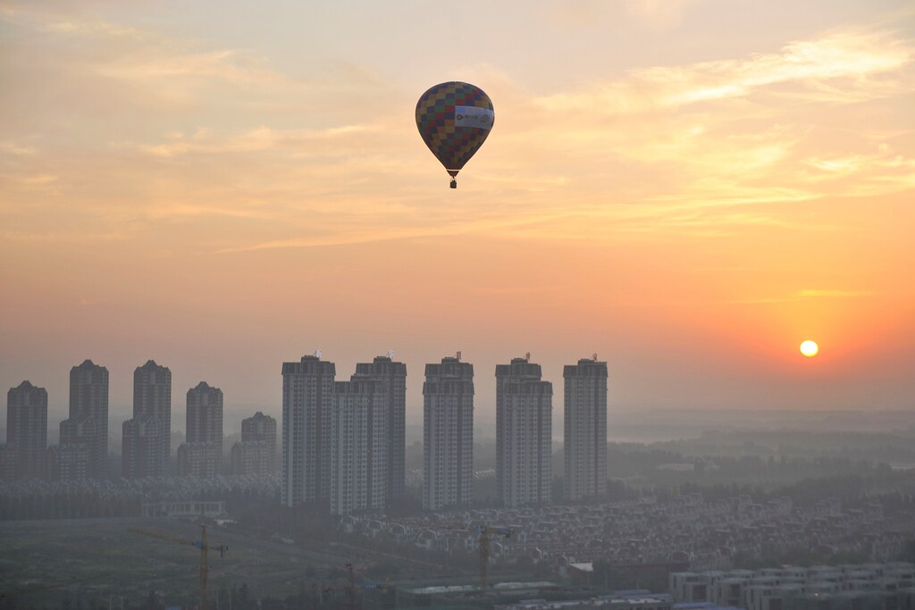 A hot air balloon flies over residential buildings in Wuqing District of Tianjin, China July 11, 2017. Picture taken July 11, 2017. REUTERS/Stringer TPX IMAGES OF THE DAY. ATTENTION EDITORS - THIS IMAGE WAS PROVIDED BY A THIRD PARTY. CHINA OUT. NO COMMERCIAL OR EDITORIAL SALES IN CHINA. - RTX3BJNT