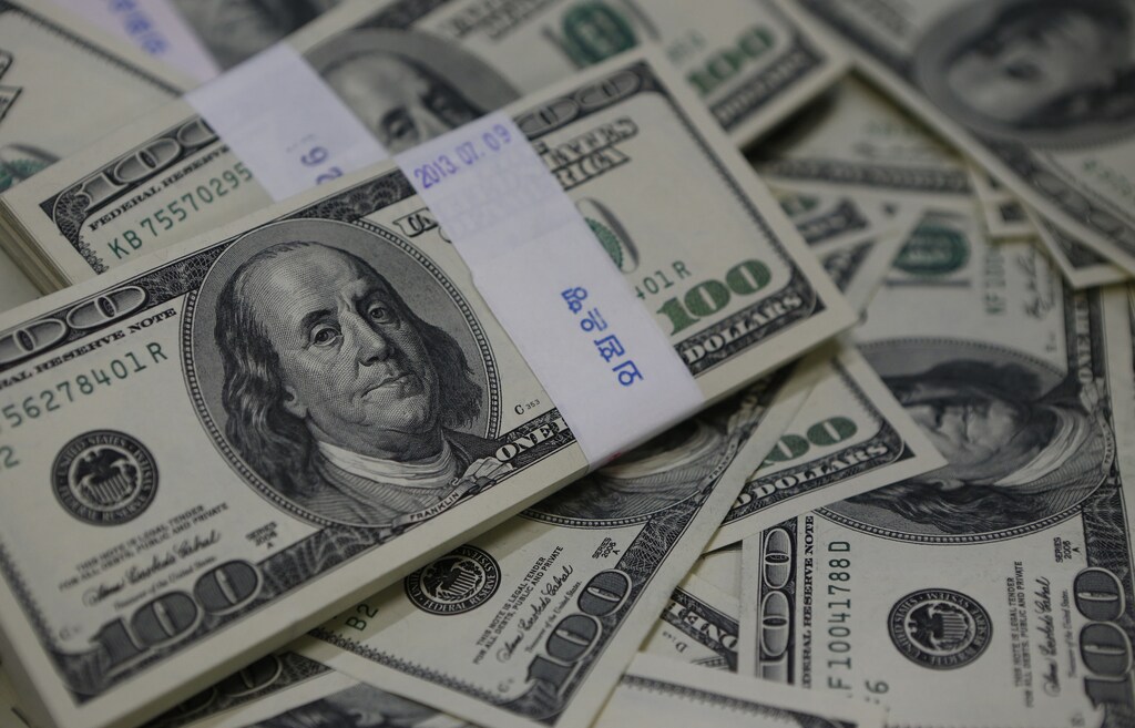 U.S. one-hundred dollar bills are seen in this photo illustration at a bank in Seoul August 2, 2013. Picture taken August 2, 2013. South Korea's foreign reserves jumped to a record high in July, the central bank said on August 5, 2013, appearing to support traders' suspicions of dollar-buying intervention by currency authorities last month. The reserves stood at $329.71 billion at the end of July, up $3.27 billion from June, the Bank of Korea said in a statement, attributing the rise to management gains and the appreciation of the euro in July, which the Bank of Korea said was up 1.8 percent against the dollar last month. REUTERS/Kim Hong-Ji (SOUTH KOREA - Tags: BUSINESS) - GM1E9850GM701