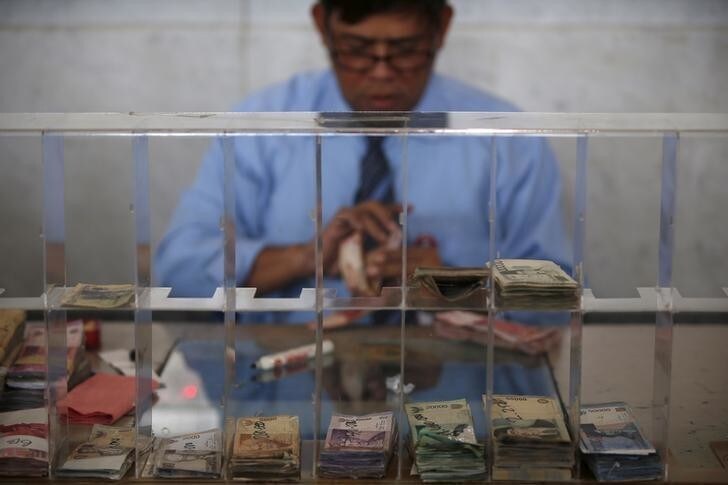 A Bank Indonesia employee counts damaged or worn rupiah bank notes exchanged for new ones at the bank's headquarters in Jakarta, Indonesia, December 16, 2015. REUTERS/Darren Whiteside/File Photo
