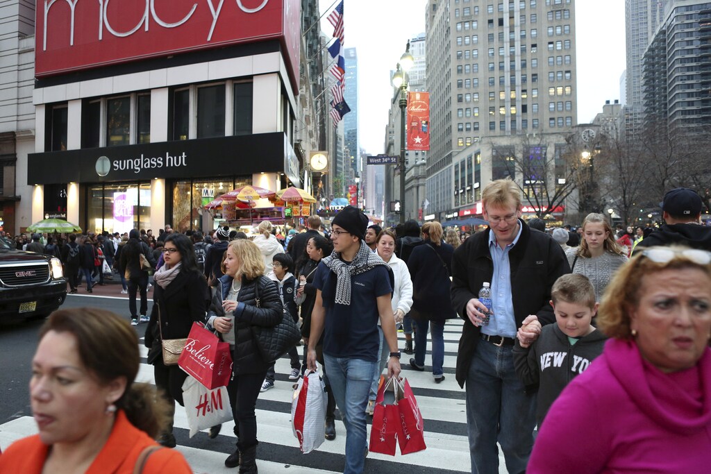 A man in short sleeves carries shopping bags near Herald Square during unseasonably warm weather in the Manhattan borough of New York December 27, 2015. REUTERS/Pearl Gabel/File Photo - RTX2KVFN