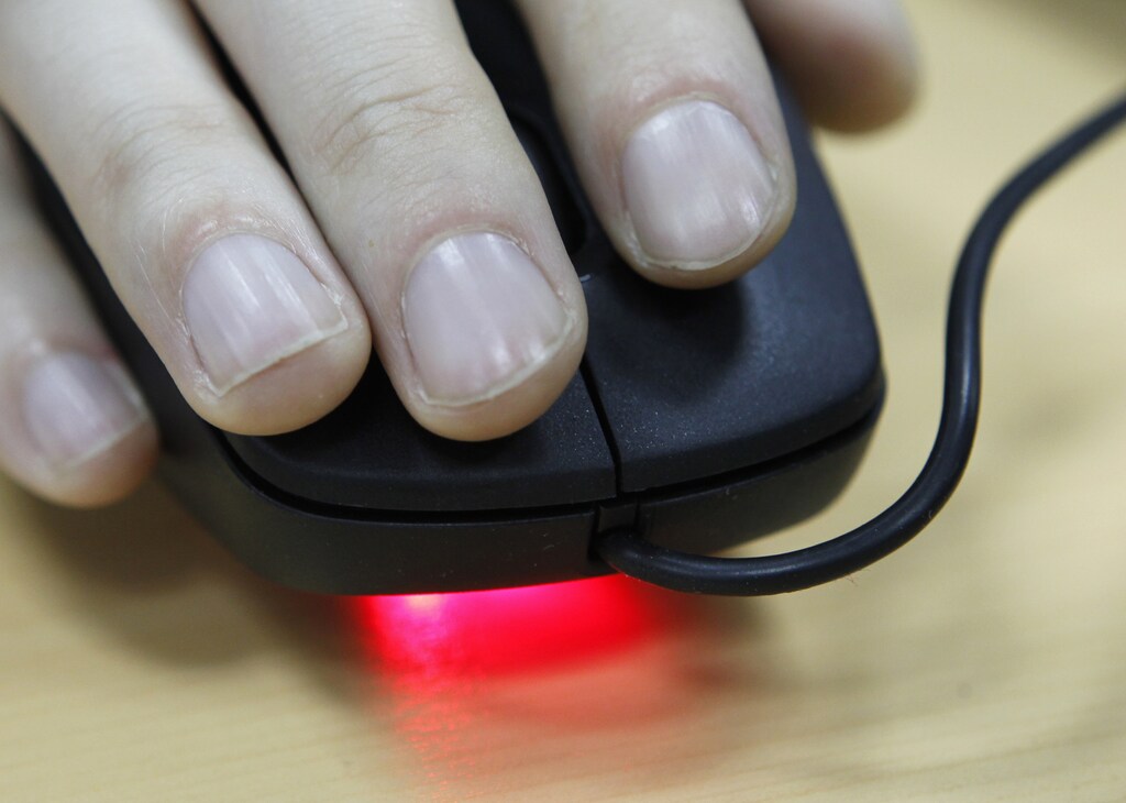 An employee uses a computer mouse inside an office in Kiev April 24, 2012. REUTERS/Gleb Garanich (UKRAINE - Tags: SCIENCE TECHNOLOGY) - LR2E84P0JP200