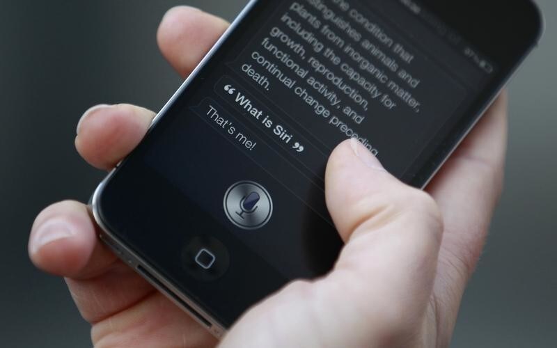 Luke Peters demonstrates Siri, an application which uses voice recognition and detection on the iPhone 4S, outside the Apple store in Covent Garden, London October 14, 2011. REUTERS/Suzanne Plunkett (BRITAIN - Tags: BUSINESS SOCIETY SCIENCE TECHNOLOGY TELECOMS) - RTR2SNOL