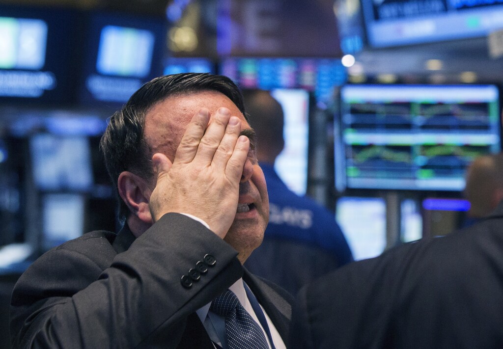 An NYSE official gestures after the resumption of trading following a several hour long stoppage on the floor of the New York Stock Exchange, July 8, 2015. REUTERS/Lucas Jackson - GF1000053106R