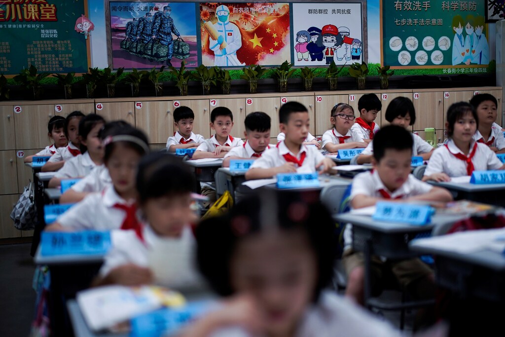 Students are pictured in a Chinese class at Changchun Street Primary School of Wuhan during a government-organized media tour following the coronavirus disease (COVID-19) outbreak, in Wuhan, Hubei province, China, September 4, 2020. REUTERS/Aly Song - RC2ERI9EZ01K