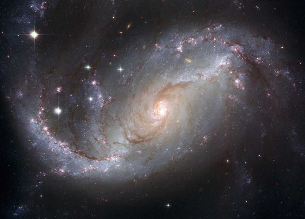 This image from the Hubble Space Telescope released by NASA on April 3, 2007 shows a view of the nearby barred spiral galaxy NGC 1672 unveiling details in the galaxy?s star-forming clouds and dark bands of interstellar dust. The spiral galaxy is more than 60 million light-years away in the direction of the southern constellation Dorado. The image was taken by Hubble?s Advanced Camera for Surveys in August 2005. REUTERS/NASA/ESA/Hubble Heritage Collaboration/Handout (UNITED STATES). EDITORIAL USE ONLY. NOT FOR SALE FOR MARKETING OR ADVERTISING CAMPAIGNS. - GM1DUYSSTOAA