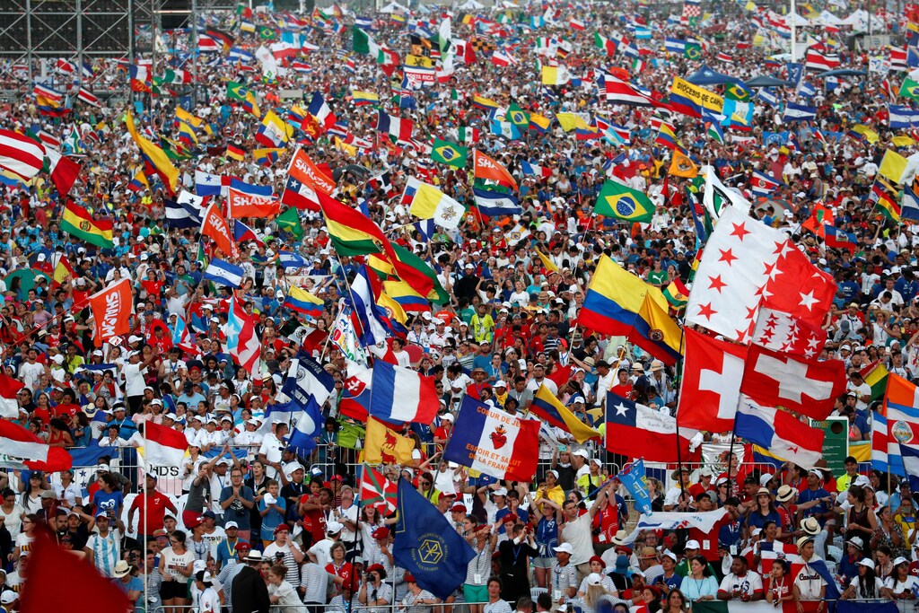 People wave flags as Pope Francis arrive for a vigil at Saint Paul II Metro Park during World Youth Day in Panama City, Panama January 26, 2019. REUTERS/Alessandro Bianchi - RC1AA9F24EC0