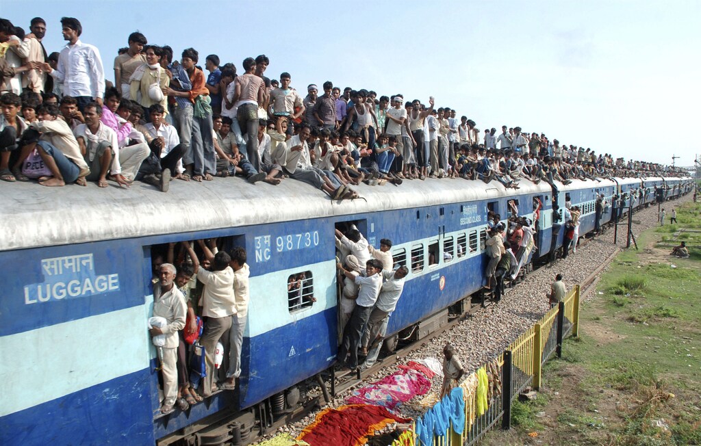 Hindu devotees travel on a crowded passenger train to take part in the "Guru Purnima" festival in Goverdhan town near the northern Indian city of Mathura July 24, 2010. Guru Purnima is observed to pay respects to one's "guru" or teacher who symbolises the Hindu Trinity of Brahma, Vishnu and Mahesh, believed to be the creators of the universe and will be celebrated on Sunday. REUTERS/K. K. Arora (INDIA - Tags: SOCIETY RELIGION TRANSPORT) - RTR2GONX