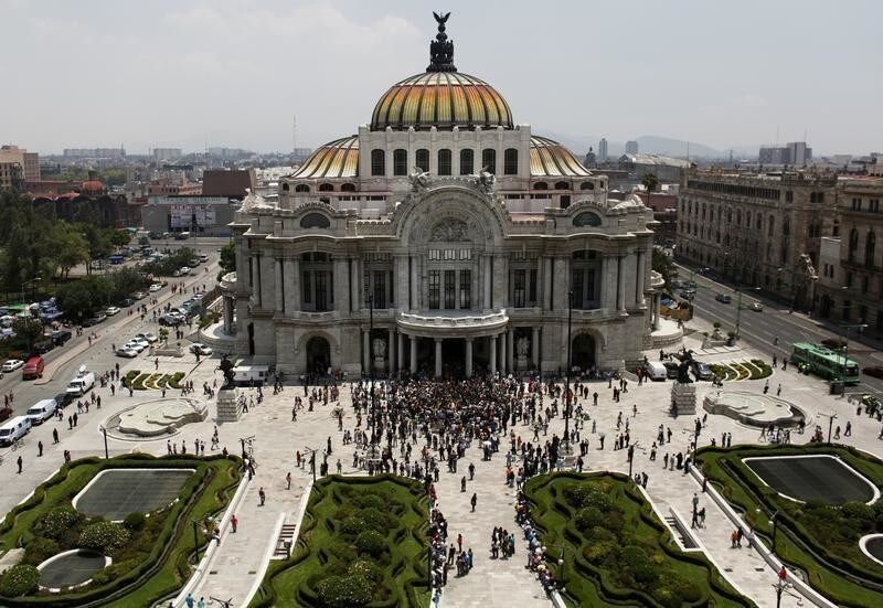 People carry the coffin of Mexican writer Carlos Monsivais outside Bellas Artes museum in Mexico City June 20, 2010. Monsivais, a commentator on the country's politics and culture, died on June 19, 2010 at the age of 72. REUTERS/Eliana Aponte (MEXICO - Tags: SOCIETY OBITUARY) - GM1E66L0BFI01