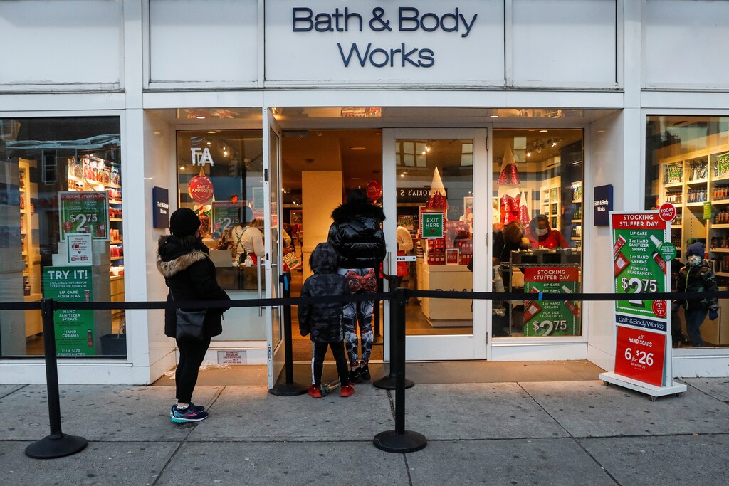 Shoppers wait in line outside a Bath and Body Works retail store, as the global outbreak of the coronavirus disease (COVID-19) continues, in Brooklyn, New York, U.S., December 8, 2020. REUTERS/Brendan McDermid. mid-market business