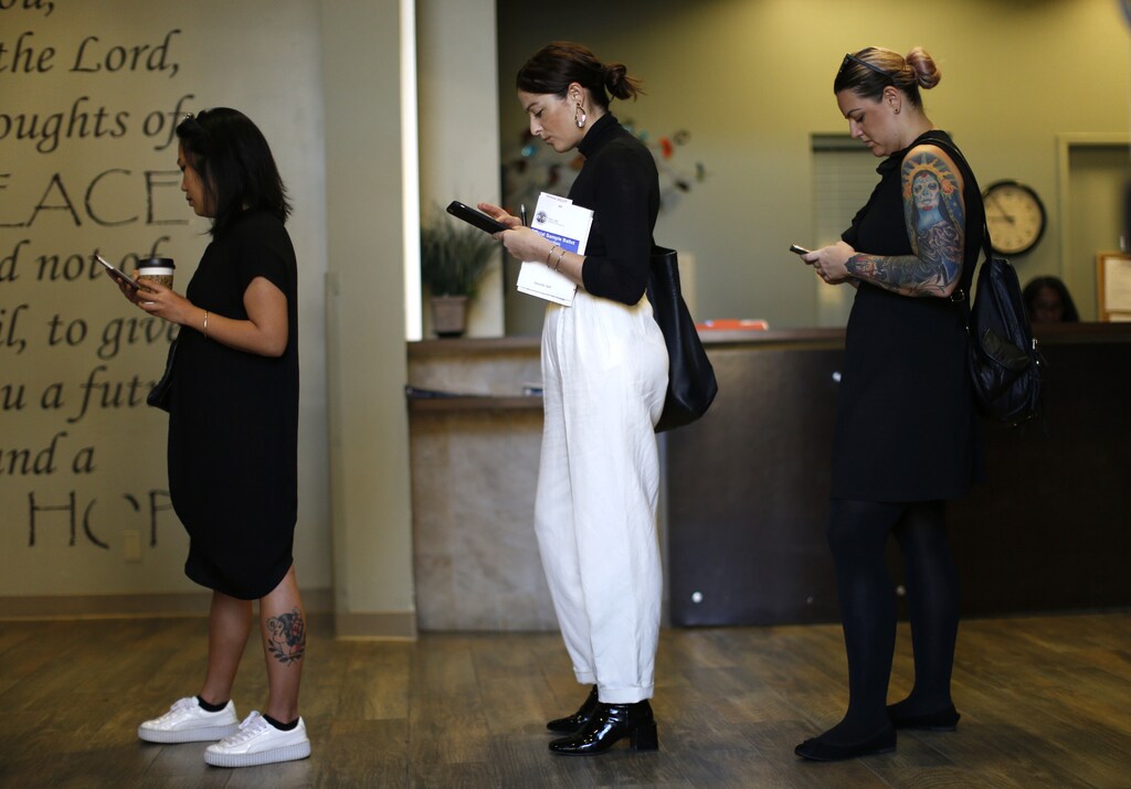 People stand in line to vote during the 2016 presidential election at the Anne Douglas Center at the Los Angeles Mission in Los Angeles, California, U.S., November 8, 2016. REUTERS/Mario Anzuoni - RTX2SKR3