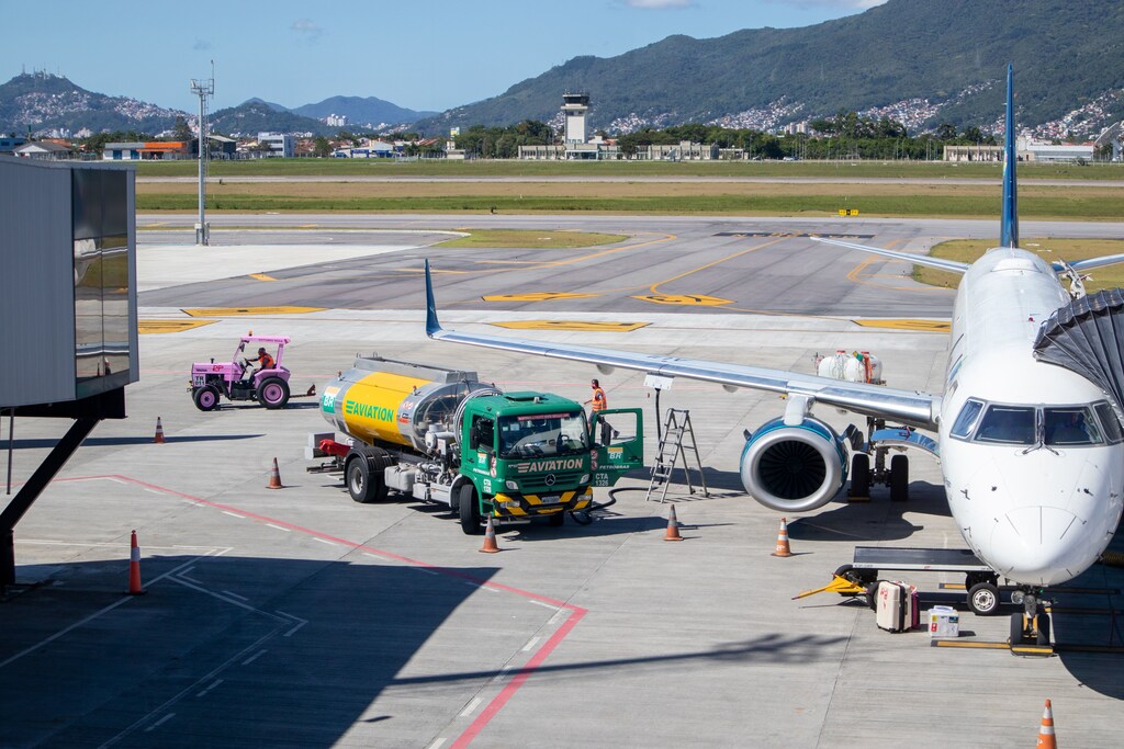 An aeroplane refuelling, illustrating the need to switch to sustainable aviation fuel (SAF)