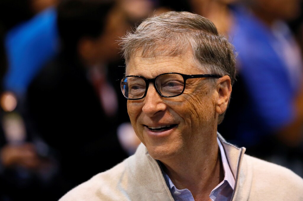 Microsoft co-founder and philanthropist Bill Gates talks with a colleague before the Berkshire Hathaway annual meeting in Omaha, Nebraska, U.S. May 6, 2017. REUTERS/Rick Wilking - RTS15F6V