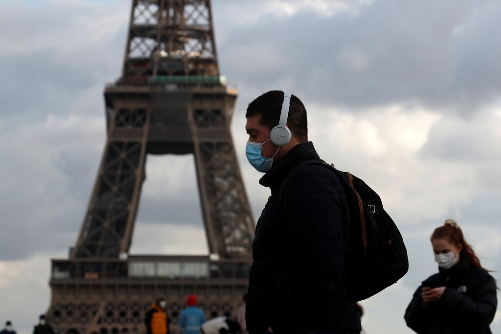 People, wearing protective face masks, walk at Trocadero square near the Eiffel Tower in Paris amid the coronavirus disease (COVID-19) outbreak in France, January 22, 2021. REUTERS/Gonzalo Fuentes - RC24DL9LV1PU