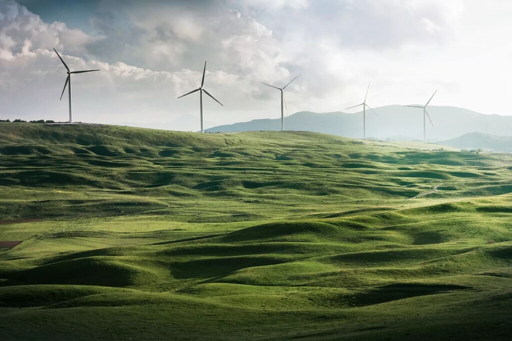 A medida que nos acercamos a la COP27, es importante entender que una de las características que definen la transición energética en curso es su asequibilidad, y lograr las emisiones netas de carbono cero no es prohibitivo.