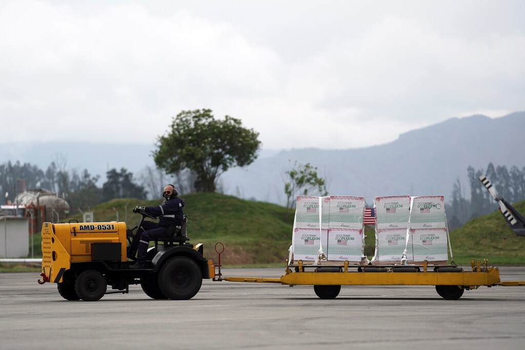 Shipment of Johnson & Johnson vaccines against the coronavirus disease (COVID-19), donated by the US, is unloaded in Bogota, Colombia July 1, 2021. REUTERS/Nathalia Angarita - RC2PBO968LNY
