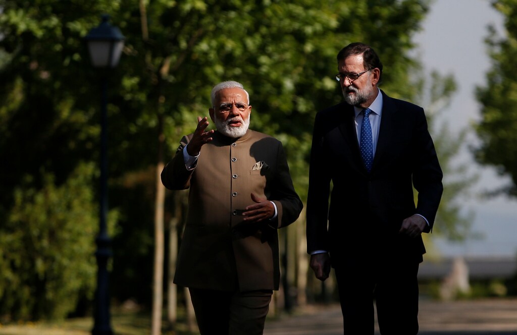 Spanish Prime Minister Mariano Rajoy (R) and Indian Prime Minister Narendra Modi stroll at Moncloa Palace in Madrid, Spain May 31, 2017. REUTERS/Susana Vera - RTX38BVW