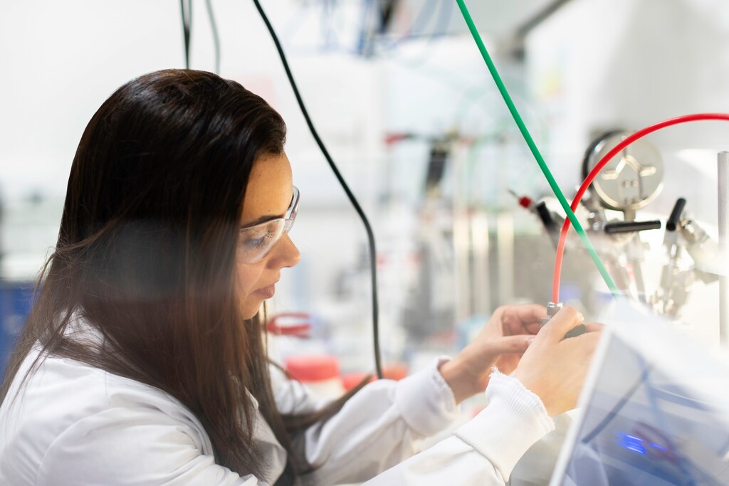 Female chemical engineer develops clean energy storage solutions.