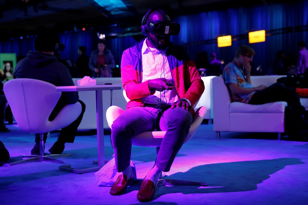 An attendee uses an Oculus virtual reality headset during the annual Facebook F8 developers conference in San Jose, California, U.S., April 18, 2017. REUTERS/Stephen Lam - RTS12UCH