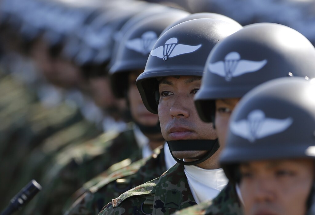 Members of Japan's Self-Defence Forces' airborne troops stand at attention during the annual SDF troop review ceremony at Asaka Base in Asaka, near Tokyo October 27, 2013. Japanese Prime Minister Shinzo Abe, in an interview published on Saturday, said Japan was ready to be more assertive towards China as Beijing threatened to strike back if provoked. REUTERS/Issei Kato (JAPAN - Tags: POLITICS MILITARY) - GM1E9AR12SO01