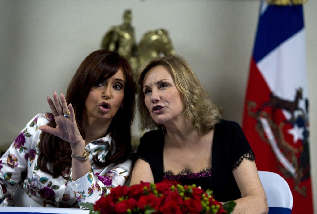 Argentina's President Cristina Fernandez de Kirchner (L) talks with Cecilia Morel, wife of Chilean President Sebastian Pinera during a banquet being held in honor of President Pinera at the San Martin palace in Buenos Aires, April 8, 2010. REUTERS/Enrique Marcarian (ARGENTINA - Tags: POLITICS) - GM1E649064001