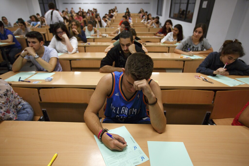 Students take a university entrance examination at a lecture hall in the Andalusian capital of Seville, southern Spain, June 16, 2015. Students in Spain must pass the exam after completing secondary school in order to gain access to university. REUTERS/Marcelo del Pozo