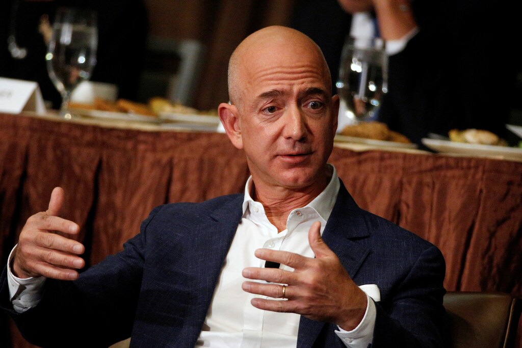 Amazon CEO Jeff Bezos addresses the Economic Club of New York in New York City, U.S., October 27, 2016. REUTERS/Brendan McDermid - D1BEUJKTQGAC
