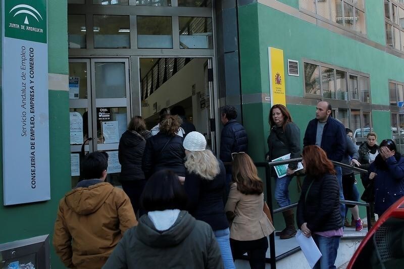 People enter a government-run job centre in Malaga, southern Spain January 3, 2018. REUTERS/Jon Nazca - RC1808448C00