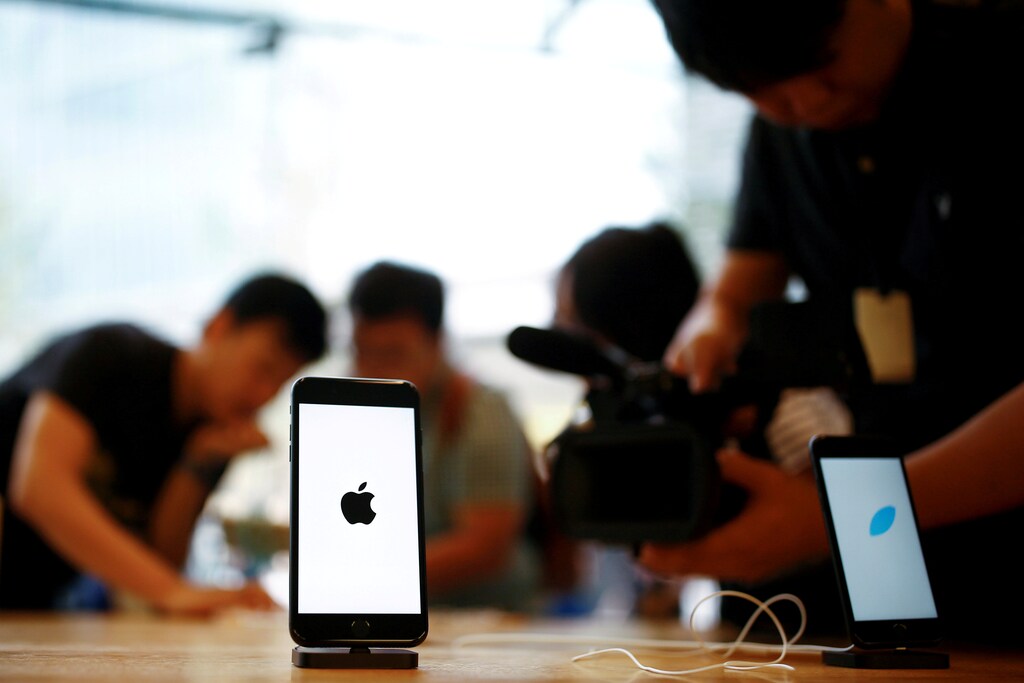 Members of the media film the new iPhone 7 at an Apple store in Beijing, China, September 16, 2016. REUTERS/Thomas Peter/File Photo - RTSOXD6