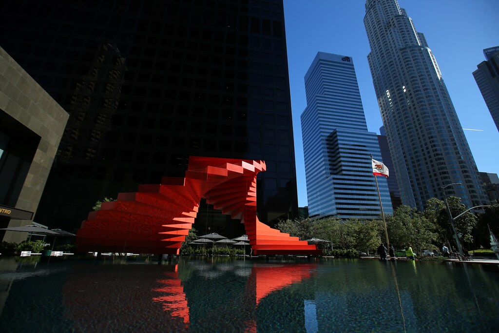 The state flag of California blows in the wind in Los Angeles, California, U.S., March 6, 2017. REUTERS/Mike Blake - RTS11P5M