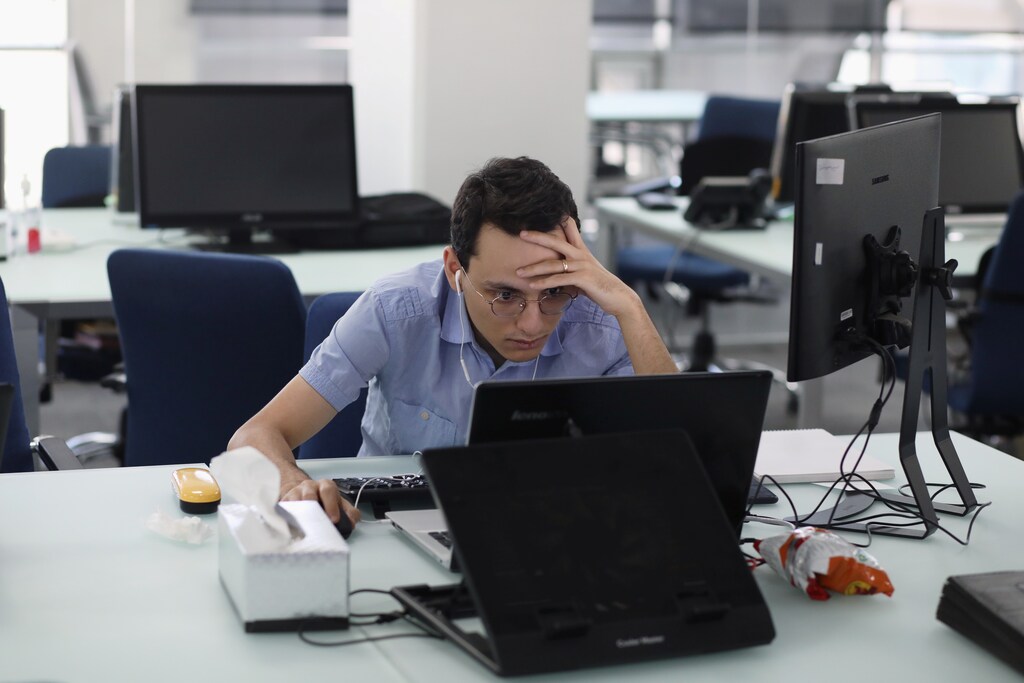 An employee of a stock brokerage firm monitors stock prices on his computer, following the outbreak of the coronavirus disease (COVID-19), at a brokerage house in Tehran, Iran, May 12, 2020. Picture taken May 12, 2020. WANA (West Asia News Agency)/Ali Khara via REUTERS ATTENTION EDITORS - THIS PICTURE WAS PROVIDED BY A THIRD PARTY - RC2HOG9KDBJ5
