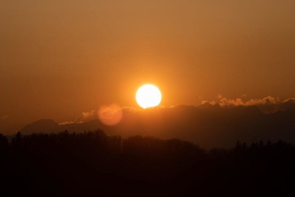 image of the sun setting