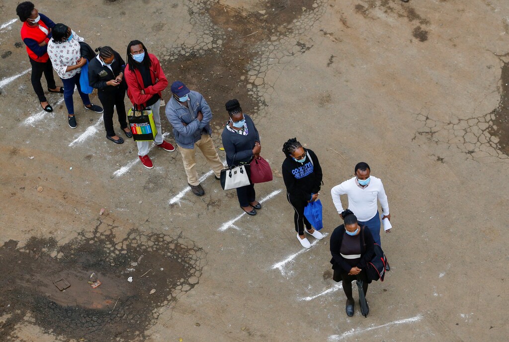 Commuters are seen following social distancing rules while they queue for public transport before a curfew, as a measure to contain the spread of the coronavirus disease (COVID-19), in downtown Nairobi, Kenya April 23, 2020. REUTERS/Thomas Mukoya TPX IMAGES OF THE DAY - RC2GAG9QLDUA
