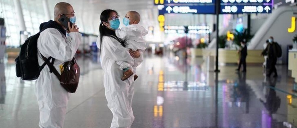 Viajeros en trajes protectores son vistos en el Aeropuerto Internacional de Wuhan Tianhe después de que se levantara el bloqueo en Wuhan, la capital de la provincia china de Hubei.