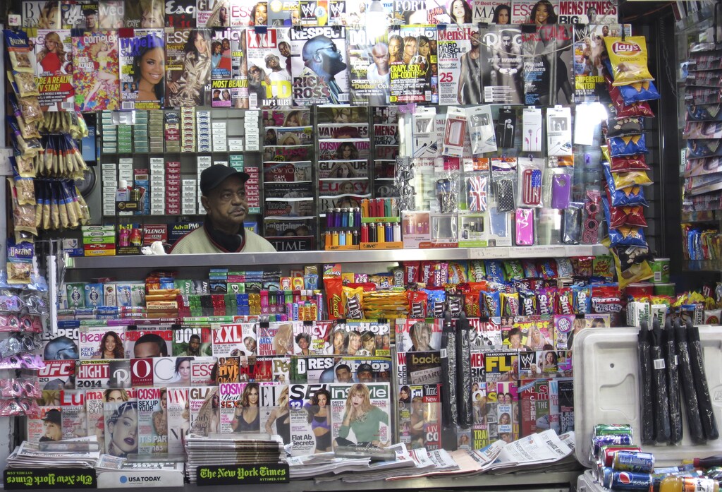 A man works at a newstand on the day of Twitter's initial public offering (IPO), in Times Square in New York November 7, 2013. REUTERS/Gary Hershorn (UNITED STATES - Tags: BUSINESS) - GM1E9B71RLR01