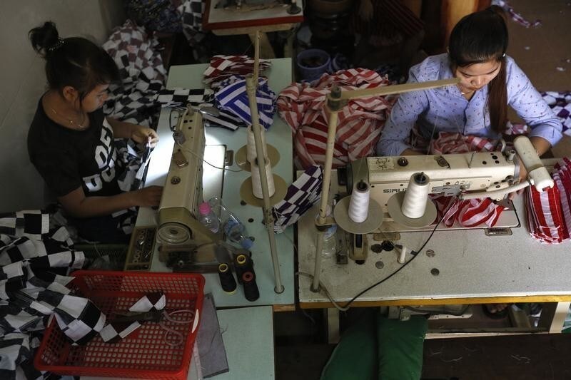 Women work in a clothes factory in Phnom Penh, Cambodia March 28, 2016. Picture taken March 28, 2016. REUTERS/Samrang Pring - D1BESVGQEFAA